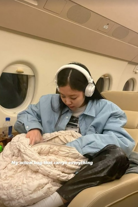 ( ) BLACKPINK Jenny Kim shared the current status.On Wednesday, Jenny Kim posted a photo on her Instagram page.Inside the picture is a picture of Jenny Kim who visited Paris, France.With his eyes closed, his arms stretch out from the window of the hostel and smile, his abs without a smile are slightly exposed and attracts attention.In another photo, he also revealed how he was traveling by plane: he was cute in a wide seat, stretching his legs comfortably and wearing headphones.Jenny Kim recently visited Paris, France, to 2022 F/W Paris Fashion Week.Photo = Jenny Kim Instagram