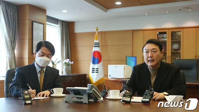 윤석열 대통령 당선인이 14일 오전 서울 종로구 금융감독원 연수원에 마련된 집무실에서 안철수 인수위원장 등과 함께 당선인 주재 인수위 티타임을 갖고 있다. 2022.3.14/뉴스1 © News1 국회사진취재단