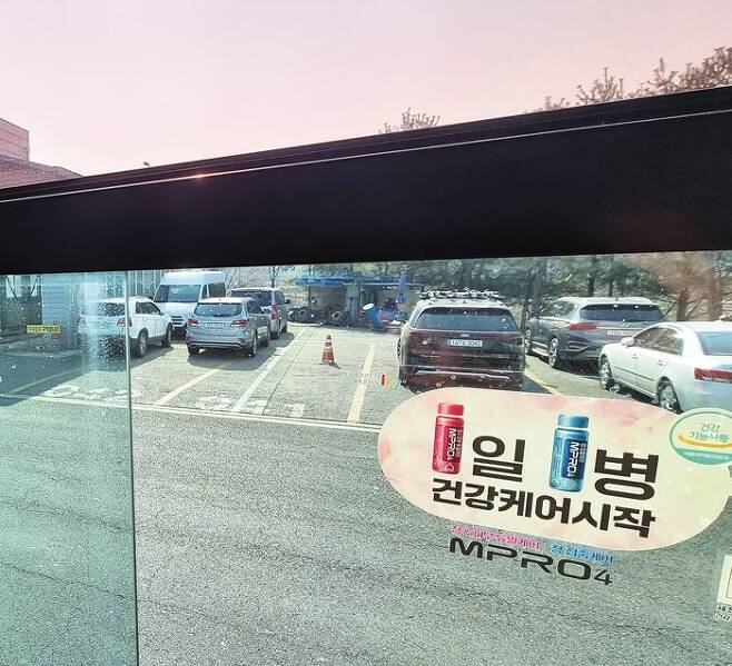 버스 유리창에 스티커 광고 - 현재 서울 시내버스 7300여 대 중 3000여 대에는 창문 16개에 가로 20㎝, 세로 10㎝ 크기의 스티커 광고가 붙어 있다. /오주비 기자