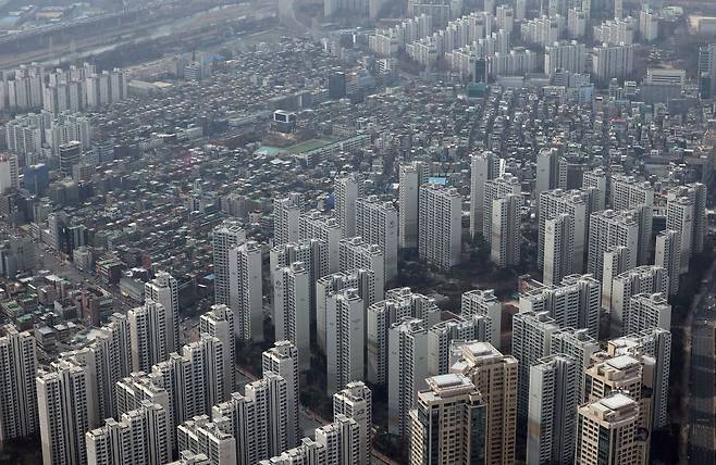 종합부동산세와 재산세 등 부동산 보유세는  윤석열 당선인이 해결해야 할 시급한 과제 중 하나이다. 사진은 지난 3월 10일 서울 송파구 롯데월드타 전망대 서울스카이에서 바라본 서울 시내 아파트./연합뉴스