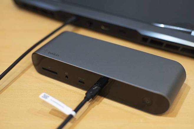 벨킨 커넥트 프로 썬더볼트 4 독과 썬더볼트 4 노트북을 연결한 예시. 출처=IT동아