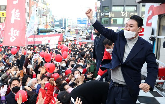 국민의힘 윤석열 대선 후보가 지난 3일 오후 세종시 조치원역 인근 유세 현장에서 지지를 호소하고 있다. 연합뉴스