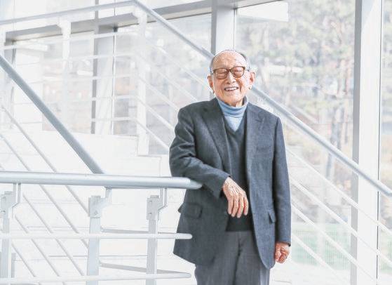 ‘102세 철학자’ 김형석 연세대 철학과 명예교수는 윤석열 대통령 당선인에게 “분열을 통합으로 만들어 주기 바란다”고 말했다. 최영재 기자