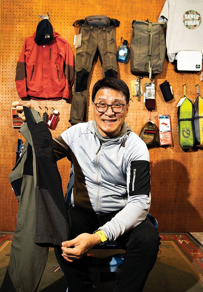 팀버앤브릭스 마케 제품을 예로 유럽 브랜드의 우수하고 독특한 디자인을 설명하고 있는 박영준씨. 마케의 경우 무릎이 굽어질 때 바지가 걸리지 않도록 무릎에 3군데 접힌 부분을 만들어뒀으며, 스패츠가 필요 없게끔 등산화에 걸 수 있는 고리도 바지 하단부에 만들어뒀다. 또한 하체의 움직임을 고려해 모자이크처럼 조각조각 패턴과 소재를 달리 적용했다. 이런 디테일이 국산 브랜드에선 돋보이지 않는다는 것이 박영준씨의 지적이다.