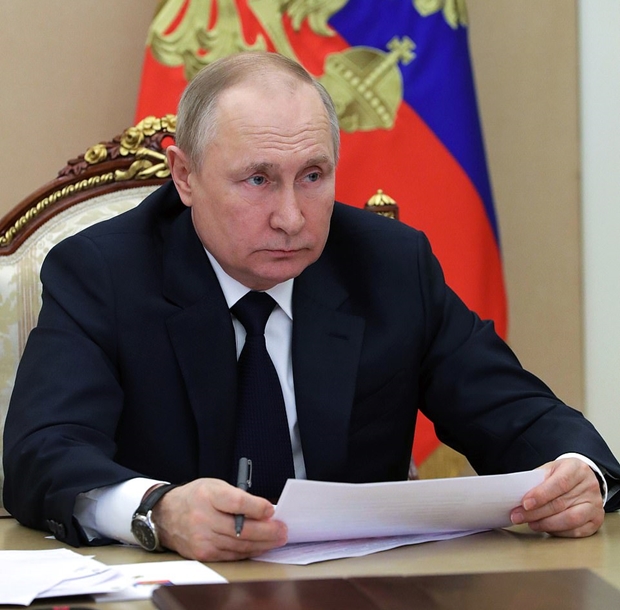 지난 10일(현지시간) 푸틴 대통령의 모습. 과거보다 얼굴과 목이 부은 것을 확인할 수 있다./EPA 연합뉴스