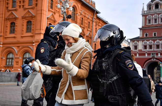 러시아 수도 모스크바의 마네즈나야 광장에서 지난 13일(현지시간) 반전 시위에 참가한 한 여성이 2명의 경찰에게 연행되고 있다.(사진=AFP 연합뉴스)