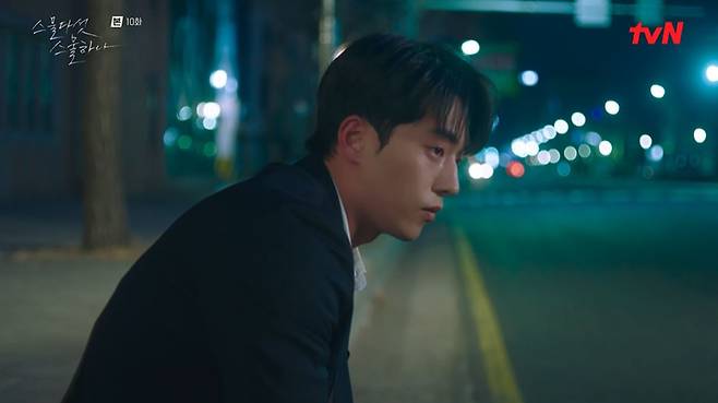 In the 10th episode of TVN Weekend Drama Twenty Five Twinty One broadcasted on the 13th, the figure of Baek Lee Jin (Nam Joo-hyuk), who is ignored as a high school graduate, got on the air.Back Lee Jin apologized to PD, who had a fight over Na Hee-dos injury; PD said in front of people, Maybe in work, you apologize for what youre doing.Lets not talk here, lets go out and talk. He insulted Lee Jin, who apologized for the idea was short in the place where he was alone, saying, Is the idea short related to the short bag strap?PD said, The broadcasting station is crazy and the high school graduates are getting rid of all the stupid things. He said, Is it because it is not a high school graduate?Ive been home sick someday, but Im still acting like this. This is a new shit like a burlesque.The rich man is living in the 3 The Cost, but he is doing well with his father. When he stumbled home, he answered his fathers phone, and when he was worried about his powerless voice, he asked, Is it a lot of trouble?Ive had things like this, but its okay, thats how everyone lives. How did you do this for over 30 years? asked Lee Jin.Ive been trying for 30 years, but the results havent been good, its been a failure, the father replied, and Lee Jin said, Its not a failure, its an ordeal, its The Cost, which was so happy than others.This kind of trials is less than the happiness I enjoyed. Lee Jin, who is a father who still loves a lot, said, Thank you for raising me like this.Photo = TVN broadcast screen