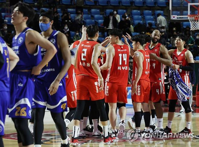 SK 승리 (서울=연합뉴스) 한종찬 기자 = 13일 오후 서울 잠실학생체육관에서 열린 2021-2022 KBL 서울 SK 나이츠 대 서울 삼성 썬더스의 경기. 승리를 거둔 SK 나이츠 선수들이 기쁨을 나누고 있다. 2022.3.13 saba@yna.co.kr