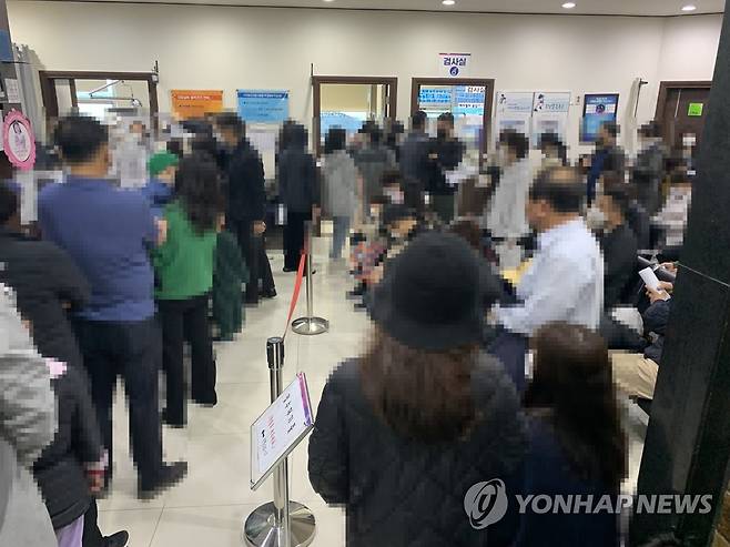 동네 의원서 신속항원검사 기다리는 시민들 (제주=연합뉴스) 박지호 기자 =  병·의원에서 시행한 코로나19 전문가용 신속항원검사를 통해 확진판정을 받을 수 있게 된 첫날인 14일 오전 제주시의 한 의원이 코로나19 검사를 받으려는 이들로 북새통을 이루고 있다. 2022.3.14 jihopark@yna.co.kr