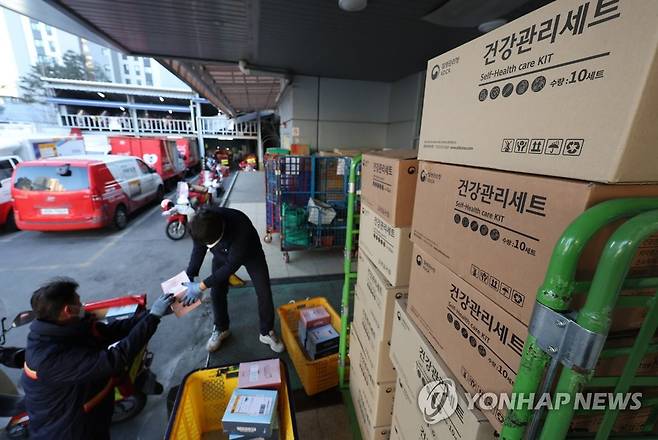 재택치료키트 발송준비작업 [연합뉴스 자료 사진]