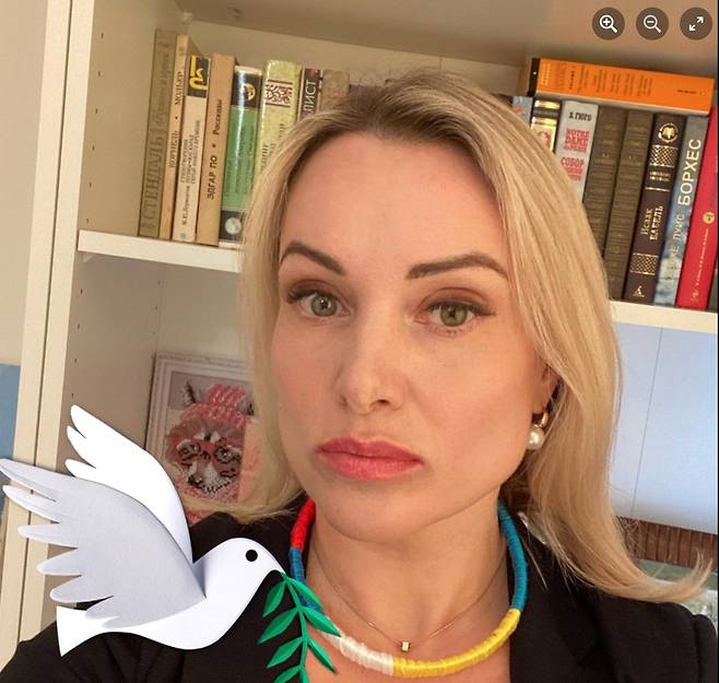 러시아 국영 채널 ‘채널원’ 저녁 뉴스 생방송 중 ‘전쟁 반대’ 문구를 적은 종이를 들고 앵커 뒤로  뛰어든 방송국 직원 마리나 옵샨니코바./트위터