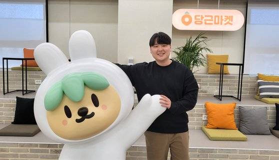 이상원 당근마켓 피플팀 리크루팅 매니저가 서울 서초구에 위치한 사무실에서 포즈를 취하고 있다. 당근마켓 제공