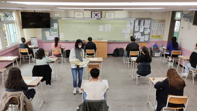 [서울=뉴시스]김명원 기자 = 국가공무원 9급 공채 필기시험이 치러진 지난해 4월 17일 서울의 한 학교에서 수험생들이 철저한 방역수칙을 준수하며 시험을 치르고 있다. (사진=인사혁신처 제공) 2021.04.17. photo@newsis.com *재판매 및 DB 금지