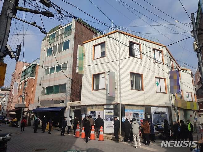 [서울=뉴시스] 전문가용 신속항원검사(RAT)에서 코로나19 양성이 확인되면 확진자로 인정되도록 확진 절차를 간소화한 정부 방침이 시행된 이튿날인 15일 오전 서울 서대문구의 한 병원에는 RAT를 받기 위해 발걸음 한 시민들이 줄을 서있다. (사진=제보) 2022.03.15.