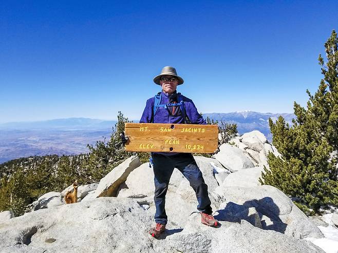 미국 남가주에서 두 번째로 높은 해발 3,302m의 ‘산 하신토’ 정상에 선 필자.