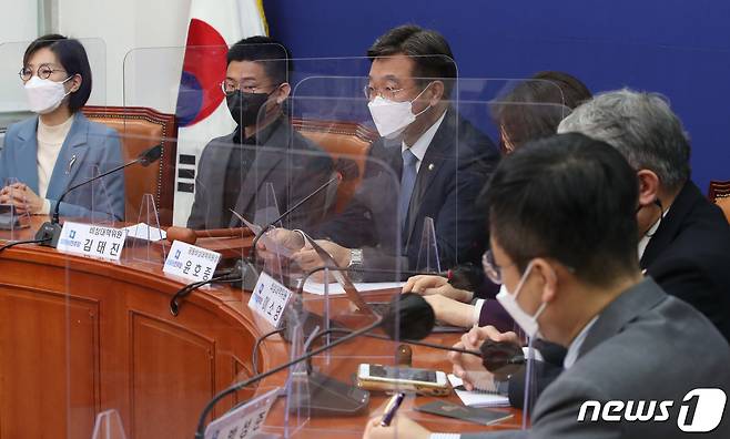 윤호중 더불어민주당 비상대책위원장이 14일 서울 여의도 국회에서 열린 비상대책위원회의에서 발언하고 있다. 2022.3.14/뉴스1 © News1 허경 기자
