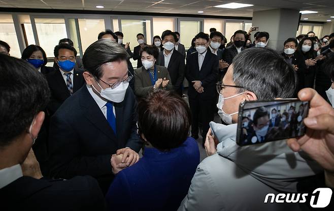 10일 오후 서울 여의도 더불어민주당 중앙당사에서 열린 선거대책위원회 해단식을 마친 이재명 대선 후보가 선거운동기간 고생한 실무진, 당 관계자 등과 인사를 하고 있다. 2022.3.10/뉴스1 © News1 이동해 기자