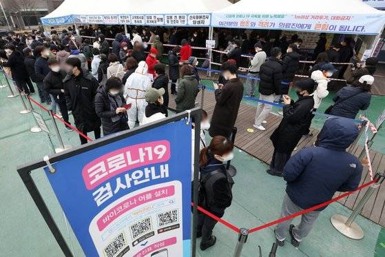 16일 오전 서울 송파구보건소에 마련된 선별검사소를 찾은 시민들이 길게 줄 서 검사 차례를 기다리고 있다. 뉴스1.