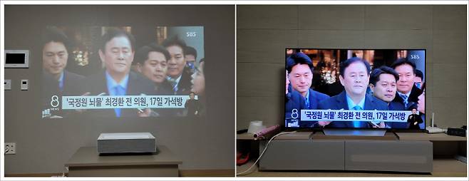 밤에 불을 다 켠 상태에서 LG 시네빔(왼쪽)과 LG 올레드 TV를 비교한 모습. 빛에 노출되니 시청이 불편할 정도로 선명도가 크게 줄었다. [사진 = 김승한 기자]