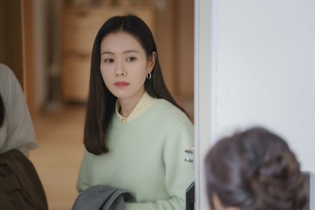 Son Ye-jin is a sign that his mother is approaching his identity.In the JTBC drama Thirty, Nine (playplayplay by Yoo Young-ah/director Kim Sang-ho/produced JTBC Studios, Lotte Culture Works), Cha Mi-jo (Son Ye-jin) and Jang Joo-hee (Kim Ji-hyun) mother Park Jeong-ja (Nam Ki-ae) are facing each other, and the atmosphere of Park Jung-ja, who is pouring tears in front of Cha Mi-jo, is being detected. ...In the last 6 episodes, it was revealed that Park Jung-ja, who knew nothing about Cha Mi-jos mother, actually knew her mother.Especially, it was revealed that the letter of the person who is presumed to be the mother was hidden in the deep drawer and that the source was a prison, and it made me wonder what kind of person he had kept secret for a long time.In this situation, the meeting between Chamijo and Park Jeongja encourages curiosity. The photo shows Chamijos empty gaze, which is shocked by something, and Park Jungjas crying situation.Park Jung-jas uneasy and nervous mind is read in the way he does not see Cha Mi-jo who has been treated like a daughter and she pours tears without hesitation.In another photo, you can see the past days of three Friends who encountered a questionable woman who came to Jang Joo-hees house.It is interesting to see Chamijos expression, which gives a meaningless look to a stranger, and it makes me wonder if this ordinary moment, which I can not even remember, was not a very special moment for Chamijo.In the 7th episode of Thirty, Nine, Chung Chan-young (Jeonmido) will be on the bucket list in earnest.The process of finding Chamijos mother, which is the most difficult task among greeting parents, sending Kim Jin-seok (Lee Mu-saeng) home, connecting with chef Jang Joo-hee, and finding Chamijos mother, is expected to accelerate.It is noteworthy what kind of truth Chamijo will face and what kind of wave will cause in his three Friends lives.JTBCs Wednesday-Thursday evening drama Thirty, Nine, which turns around the turnaround and heads toward the second half, is today at 10:30 pm 7 times