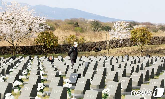 지난 2020년 4월 3일 오전 제주시 봉개동 제주4·3평화공원 내 행방불명인 표석에서 제주4·3 희생자 유족들이 4·3 영령에 참배하고 있다.2020.4.3/뉴스1 © News1 오미란 기자