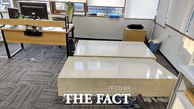 16일 밤 일본 일본 도호쿠 지방에서 규모 7.4의 강진이 발생한 가운데, 미야기현 센다이시(仙台市)에 위치한 닛칸스포츠 동북총국 사무실 내 책장이 쓰러져있다. /닛칸스포츠 제공