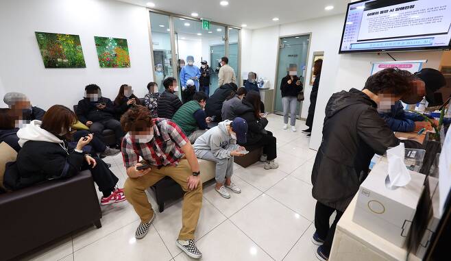 지난 16일 오전 코로나19 호흡기 진료 지정 의료기관으로 지정된 서울 시내의 한 이비인후과가 신속항원검사 및 PCR검사를 받으러 온 시민들로 붐비고 있다. /연합뉴스