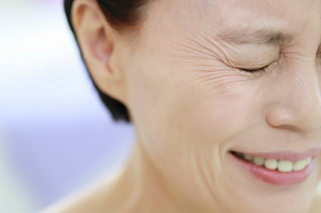 노화로 인해 피부 탄력이 감소하면서 주름이 생기기 쉽다