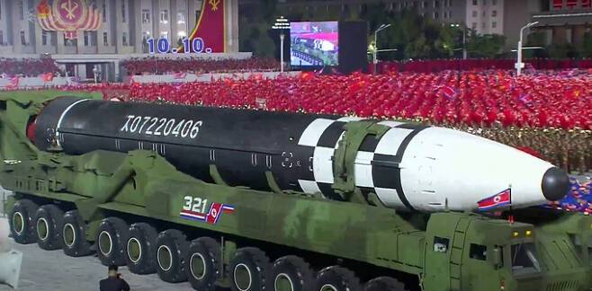 지난 2020년 10월 10일 노동당 창건 75주년 기념 열병식에서 미 본토를 겨냥할 수 있는 신형 대륙간탄도미사일(ICBM)로 공개된 화성17형.연합뉴스 자료사진