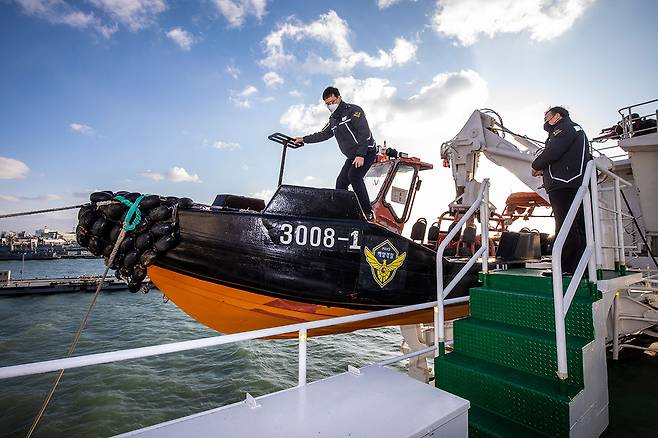 서해5도특별경비단의 3008함에서 운용 중인 3008-1 고속단정.ⓒ김흥구