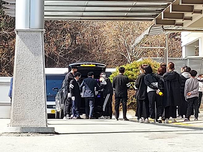 광주도시공사 산하 화장시설인 광주 영락공원 승화원은 최근 코로나19 확진자와 함께 환절기 고령자 사망이 급증하면서 개장 이래 사상 초유로 겪고 있는 '화장 적체'를 빚고 있다. 16일 낮 12시 40분께 광주시 북구 효령동의 화장시설인 영락공원 승화원. 한 캐딜락 운구차 뒷문이 열리자 도열해 있던 유족들이 오열했다. 이어 유족들은 고인을 모신 관을 오후 1시 시작, 6회 차에 화장하기 위해 서둘러 화장로가 있는 승화원 안쪽으로 운구하고 있다. ⓒ시사저널 정성환