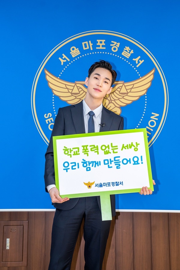 Singer Henry Lau was named Ambassador for School Violence PreventionHowever, some have pointed out that Henry Lau, who has been a pro-China activist, is not suitable to act as a Korean police ambassador.Recently, the Mapo Police Station in Seoul announced that Henry Lau was selected as a public relations ambassador with the ceremony for the promotion of school violence prevention.Henry Lau will appear in school violence prevention posters and videos in line with the trends of youth in the future.In addition, Henry Lau will visit elementary, middle and high schools in the city with the school-only police officer (SPO) to participate in school violence prevention education when the corona spread trend stabilizes.In addition, it is said that it will carry out field campaigns near Hongdae, where youths are concentrated, and Gyeongui Line forest roads.Henry Lau said, I usually like children and have created various contents with young people. It is very honorable to be able to participate in the prevention of school violence in earnest. Everyone will do their best to help a pleasant school life anytime, he said.Super Junior M idol Henry Lau, a Chinese Canadian, has been loved by the public for appearing in various entertainment programs such as I live alone.Although he has a lot of fans with his social and humanistic characters, some netizens have expressed discomfort with the selection of public relations ambassadors, pointing out that Henry Lau has recently made a friendly move.Earlier in 2018, during the Youngtong dispute in the South China Sea, Henry Lau was criticized once for posting a Poster supporting One China through his SNS.One China is a principle that China continent, Hong Kong, Macau, and Taiwan are one, and therefore the legitimate China government is only one, which means that it does not recognize the sovereignty of minorities in China, including Hong Kong.In addition to this, Henry Lau, who visited China Chengdu for the performance last year, showed a special affection for China by wearing a mask called I Love You China, and continued his friendship by playing the song I Love You China on the violin through Wei Bo.Some netizens have criticized him for his inconvenience in continuing his pro-China activities by expanding his activities to China in recent years.We are raising awareness in Korea and earning money in China, and It is a little bit of establishing a person who supports One China as a Korean ambassador.