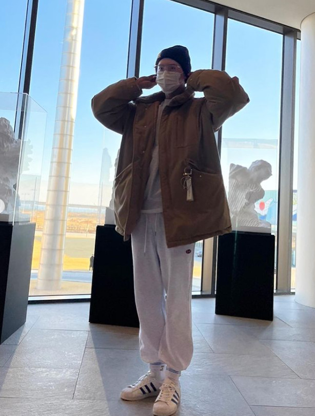 On the 17th, Lee Jong-suk posted two photos with his smile-shaped emoticons through his instagram.Lee Jong-suk in the public photo is wearing a black beanie in a comfortable attire of training. The superior ratio of 186cm in casual clothes attracts attention and gives a warm feeling.Netizens responded I like it so much, What is the ratio and It is cute.On the other hand, Lee Jong-suk donated 100 million won to help victims of forest fires such as Uljin in Gyeongbuk and Samcheok in Gangwon Province on July 7.Photo: Lee Jong-suk Instagram