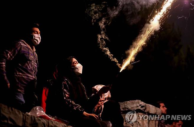 폭죽 터뜨리는 이란인들 [AFP 연합뉴스 자료사진. 재판매 및 DB 금지]