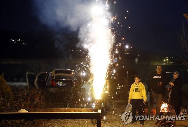 불꽃놀이 하는 이란인들 [EPA 연합뉴스 자료사진. 재판매 및 DB 금지]
