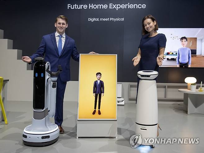 지난 1월 4일 CES 2022가 열리는 미국 라스베이거스 컨벤션 센터의 삼성전자 전시관에서 삼성전자 모델들이 인터랙션 로봇인 '삼성 봇 아이(오른쪽부터)'와 'AI 아바타', 가사 보조 로봇인 '삼성 봇 핸디'를 선보이고 있다.[삼성전자 제공. 재판매 및 DB 금지]