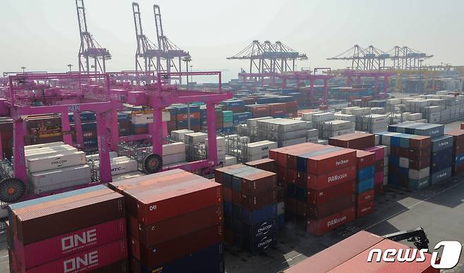 15일 인천 연수구 인천신항에서 컨테이너 선적 작업이 한창이다. 2022.3.15/뉴스1 © News1 안은나 기자