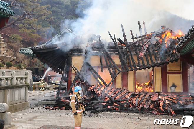 17일 오후 경기도 안양시 만안구 석수동 관악산 내 사찰 삼막사에서 화재가 발생, 안양소방서 대원들이 화재 진압을 하고 있다. (경기소방재난본부 제공) 2022.3.17/뉴스1