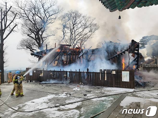 17일 오후 경기도 안양시 만안구 석수동 관악산 내 사찰 삼막사에서 화재가 발생, 안양소방서 대원들이 화재 진압을 하고 있다. (경기소방재난본부 제공) 2022.3.17/뉴스1