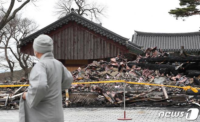18일 오전 경기 안양 만안구 삼막사에서 한 스님이 전소된 종무소(사찰 사무실)를 보고 있다. 2022.3.18/뉴스1 © News1 김영운 기자
