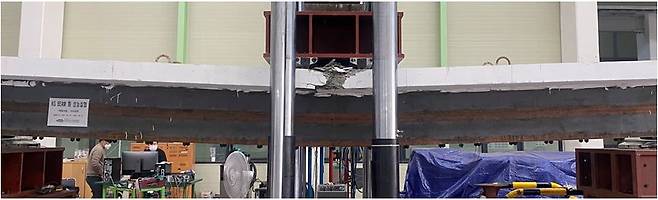 모듈형 KG 합성보 구조휨 실험 전경 / 코오롱글로벌