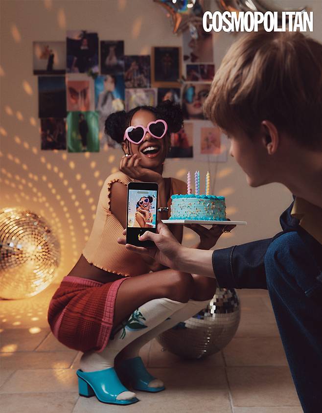 (레티시아)크롭 톱 타미진스. 미니스커트 배리. 니삭스 앤아더스토리즈. 뮬 잉크. (이완)삼성전자 갤럭시 A53 5G 어썸 피치. 데님 셔츠 리바이스. 데님 팬츠 타미진스.