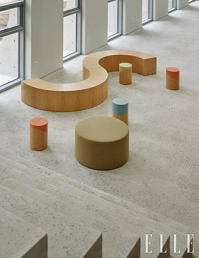 도서는 계단식 서가 한 편에 수납하고, 학생들이 앉아 시간을 보낼 수 있는 계단이 중앙부에 놓였다.