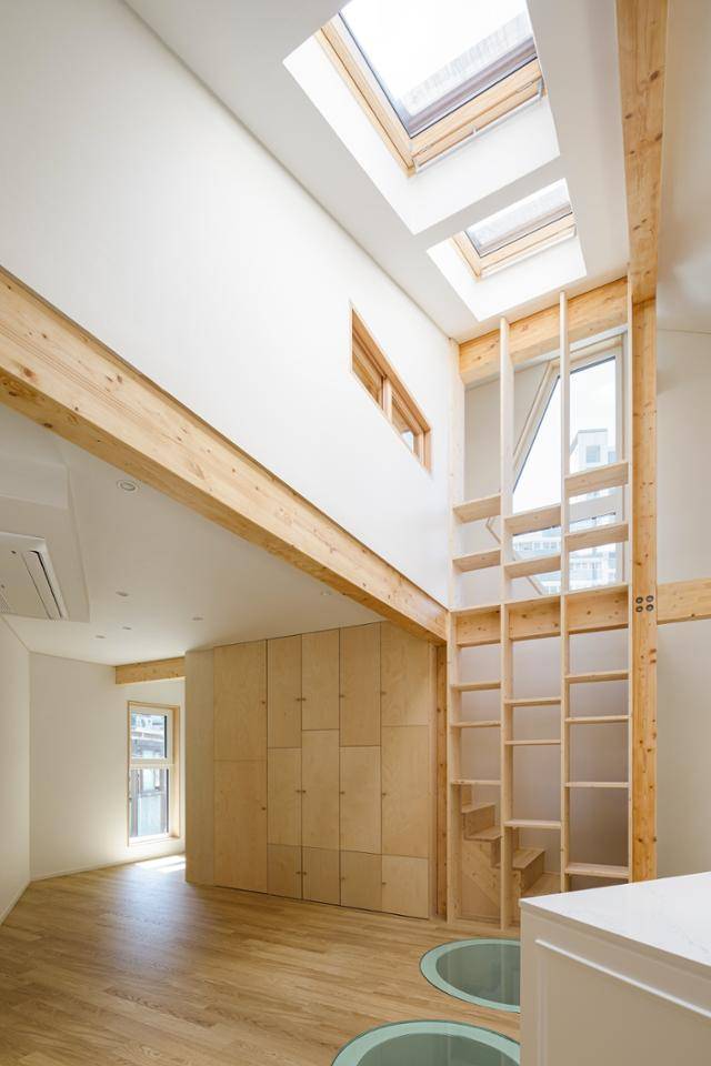 거실과 주방이 위치한 3층은 이 집에서 가장 밝고 넓은 공간이다. 두개의 천창으로 들어온 빛은 바닥창을 통해 2층까지 전달된다. 김창묵 건축사진작가 제공