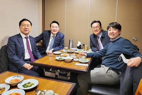 18일 윤석열 대통령 당선인과 정진석 국회 부의장, 김기현 국민의힘 원내대표, 이준석 대표가 서울 통의동 인근 한식집에서 오찬을 하는 모습. 정진석 국회 부의장 페이스북 캡처