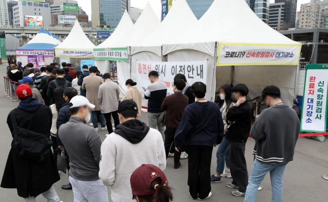 17일 서울역 광장에 마련된 중구 코로나19 임시선별검사소에서 시민들이 진단 검사를 받기 위해 기다리고 있다. 뉴시스