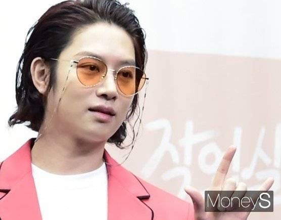 그룹 슈퍼주니어 멤버 김희철이 적절하지 못한 언행으로 여론의 뭇매를 맞고 있다. /사진=임한별 기자