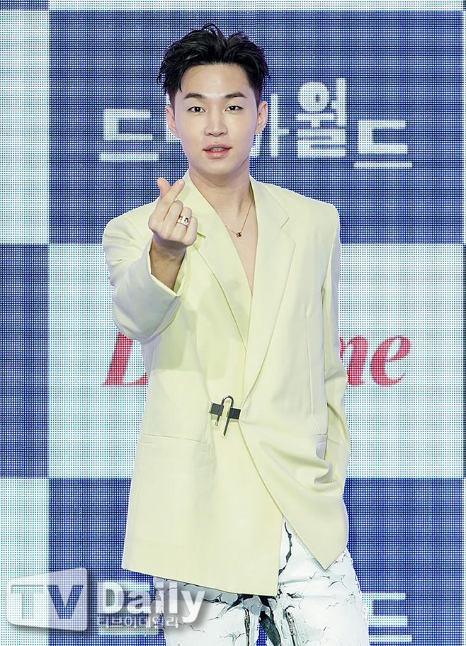 The hateful hair is firmly embedded. The singer Henry Lau has been criticized for being appointed as a public relations ambassador for school violence prevention.His move, which has been pro-China, has become poisonous.Monster Entertainment said on July 17, Henry Lau recently held a ceremony for the promotion of school violence prevention at the Mapo Police Station in Seoul.Henry Lau also said through his agency, I usually like children and have created a variety of contents with young people. It is an honor to be able to participate in school violence prevention in earnest.I will do my best to do anything that can help everyone to enjoy a pleasant school life. However, after the news was reported, some netizens expressed discomfort.It is applauded to take the lead in eradicating school violence, which is emerging as a social problem, but Henry Lau, who publicly expressed his support for China, expressed his opinion that it is inappropriate to take the lead in public activities in Korea.Henry Lau, who is currently focusing on the China schedule, has been rumored to be a pro-China move on several occasions.When I visited China Chengdu Airport last October, I wore a mask with the word I love you China and received a glare from domestic fans.In addition to celebrating China National Day in Wei Bo, he also faced strong criticism by posting a video playing a song titled I Love You China.Henry Lau is appearing as a judge in the China popular program Lowing City Movie 4, where the Chinese dance with Hungboga was also sent out.The intense accusations towards Henry Lau are examples of a cross-section of domestic anti-China sentiment.Anti-China sentiment, which began with the controversy over kimchi marking and the Sad deployment conflict, has intensified since the decision to bias the 2022 Beijing Winter Olympics.Therefore, the mature attitude of domestic idols from China is required more than ever.Henry Lau, a Chinese Canadian, made his debut as Super Junior M in 2008 through SM Global Audition.He went to solo activities with the group and became a stardom by revealing his unique entertainment in MBC real man.In addition to the wrong charm, the elite side of Korean, English, French, and Chinese, which can speak six languages, and the appearance of freely handling musical instruments such as violin and piano from Berkeley College of Music, succeeded in forming a solid fan base.Henry Lau, who has been loved by the public with his bright and positive image that has been going on, has continued his pro-China movement without worrying about anti-Chinese sentiment, and the image of unfavorableness has grown out of control.Although we are leading the spread of good influence through various public interest activities, only the cold eyes come back.Henry Lau, who has been falling without wings, feels bitterness for some reason.