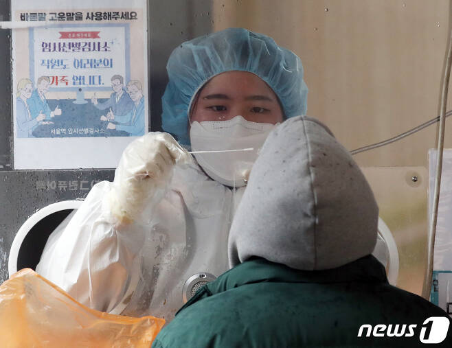19일 신종 코로나바이러스 감염증(코로나19) 선별진료소에서 의료진이 검체검사를 하고 있다.2022.3.19/뉴스1 © News1 송원영 기자