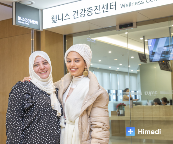 2019년 12월 한국을 방문, 건강검진센터에서 진료를 받은 후 함께 포즈를 취한 하이파씨(33·오른쪽)와 어머니(50대). 하이파씨는 아랍에미레이트 두바이에서 인플루언서로 활동 중이다. [사진제공=하이메디]